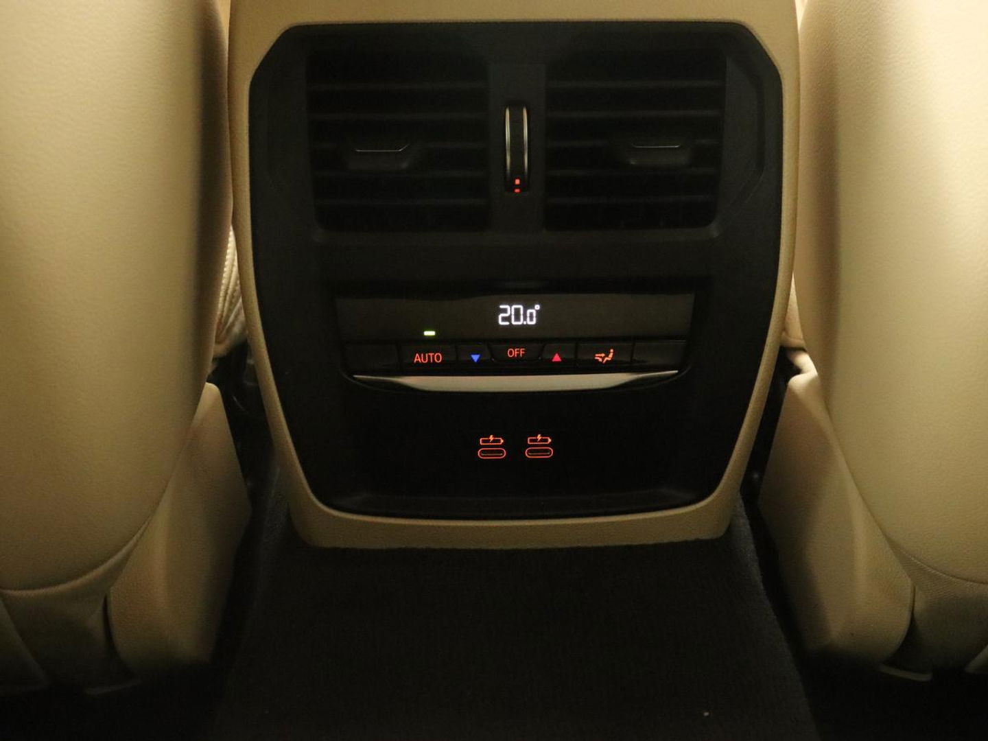 BMW 3-serie 330e Advantage | Leder | Harman/Kardon | Carplay | Live Cockpit | DAB | Camera | Park Assist | Navigatie | Full LED | PHEV | Plug In