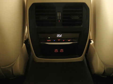 BMW 3-serie 330e Advantage | Leder | Harman/Kardon | Carplay | Live Cockpit | DAB | Camera | Park Assist | Navigatie | Full LED | PHEV | Plug In