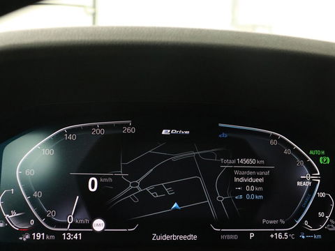BMW 3-serie 330e Advantage | Leder | Harman/Kardon | Carplay | Live Cockpit | DAB | Camera | Park Assist | Navigatie | Full LED | PHEV | Plug In