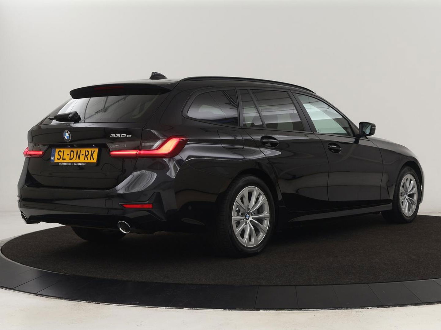 BMW 3-serie 330e Advantage | Leder | Harman/Kardon | Carplay | Live Cockpit | DAB | Camera | Park Assist | Navigatie | Full LED | PHEV | Plug In