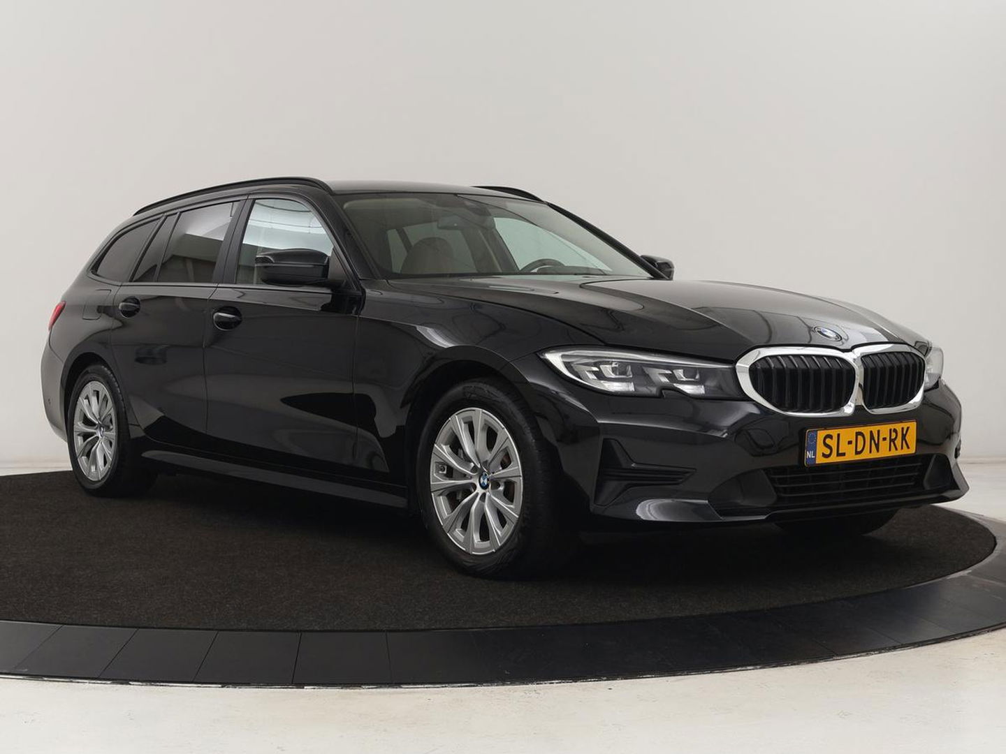 BMW 3-serie 330e Advantage | Leder | Harman/Kardon | Carplay | Live Cockpit | DAB | Camera | Park Assist | Navigatie | Full LED | PHEV | Plug In