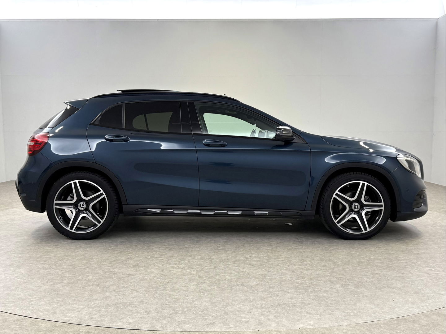 Mercedes-Benz GLA 180 AMG Limited | Pano | Camera | Trekh. | Cruise | Navigatie | LED | Parkeersens. l NAP