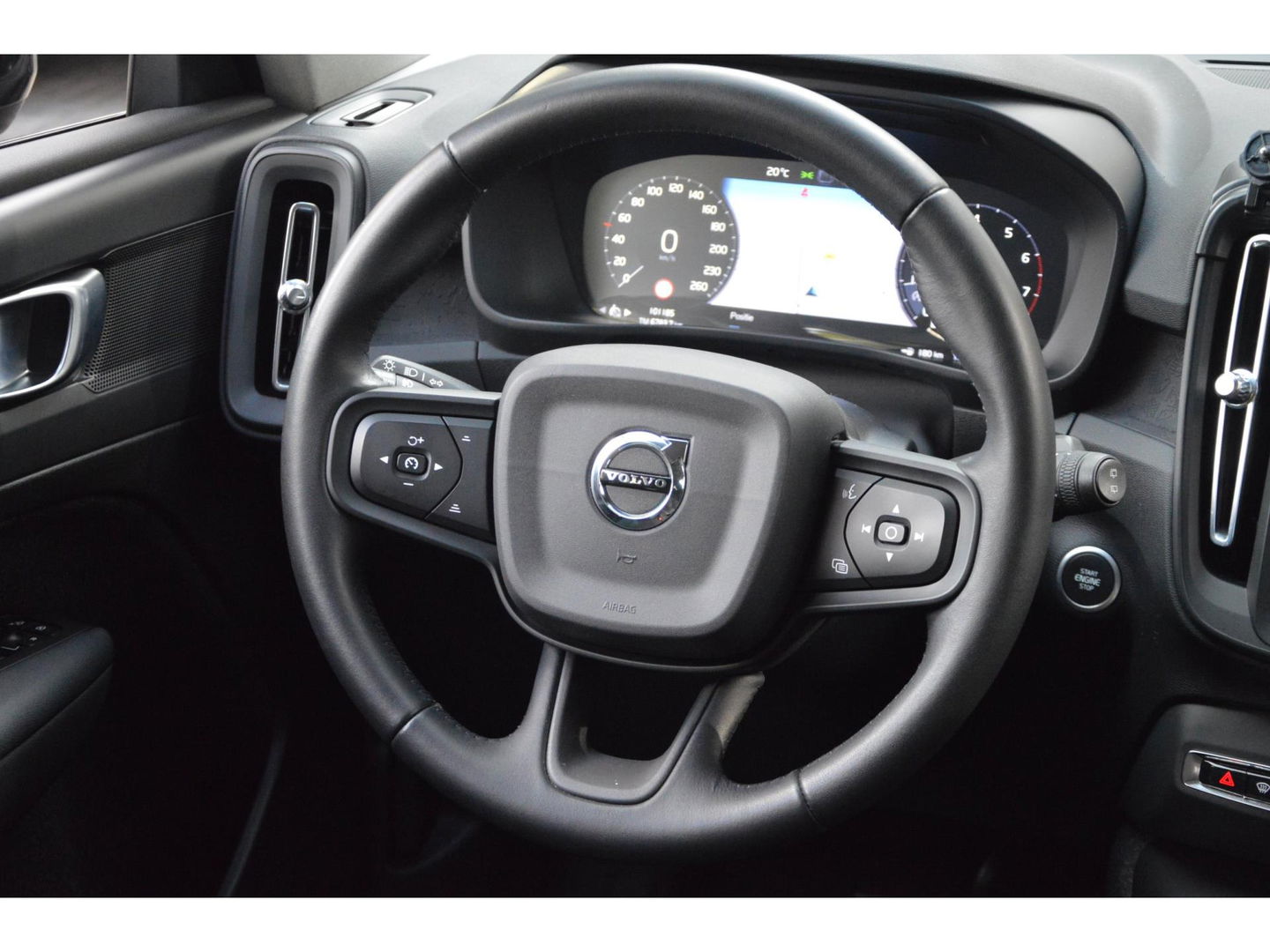 Volvo XC40 T2 Momentum | Camera | Apple CarPlay | Cruise Control | Bluetooth |