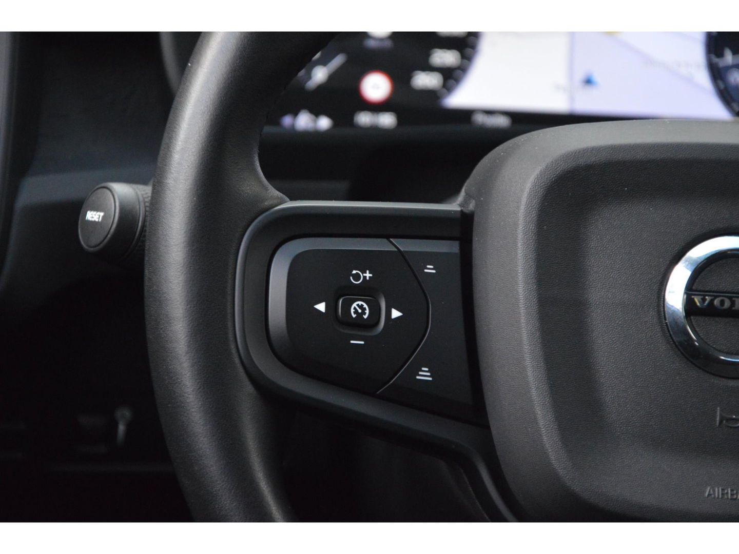 Volvo XC40 T2 Momentum | Camera | Apple CarPlay | Cruise Control | Bluetooth |