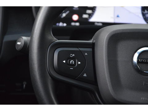 Volvo XC40 T2 Momentum | Camera | Apple CarPlay | Cruise Control | Bluetooth |