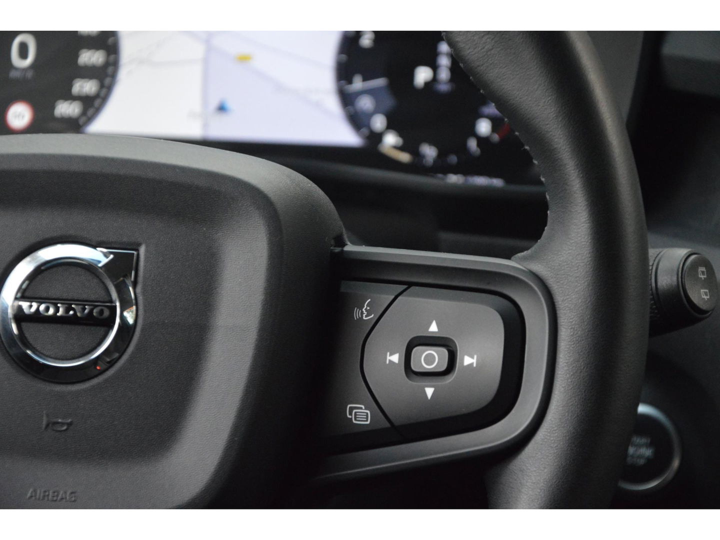 Volvo XC40 T2 Momentum | Camera | Apple CarPlay | Cruise Control | Bluetooth |