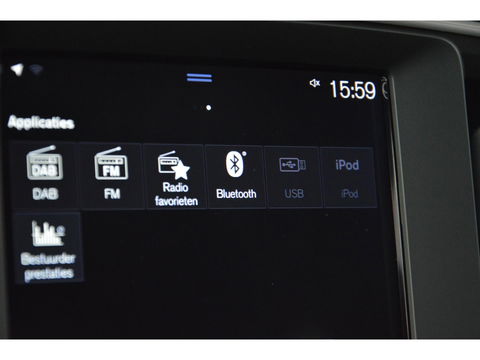 Volvo XC40 T2 Momentum | Camera | Apple CarPlay | Cruise Control | Bluetooth |