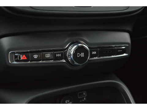 Volvo XC40 T2 Momentum | Camera | Apple CarPlay | Cruise Control | Bluetooth |