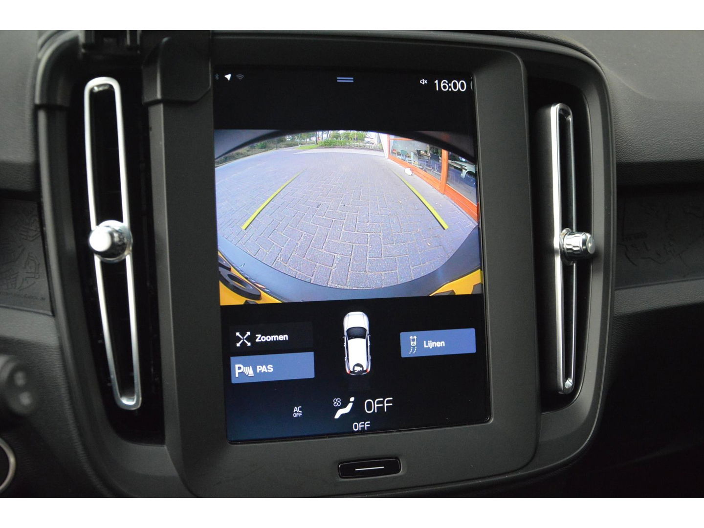 Volvo XC40 T2 Momentum | Camera | Apple CarPlay | Cruise Control | Bluetooth |