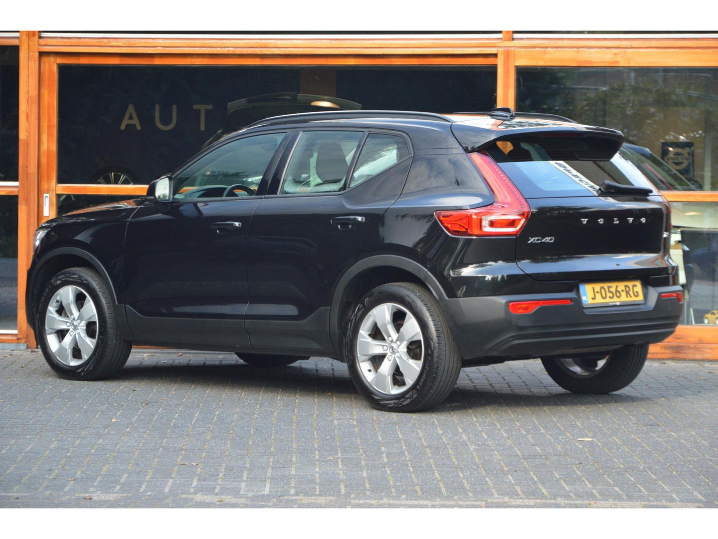Volvo XC40 T2 Momentum | Camera | Apple CarPlay | Cruise Control | Bluetooth |