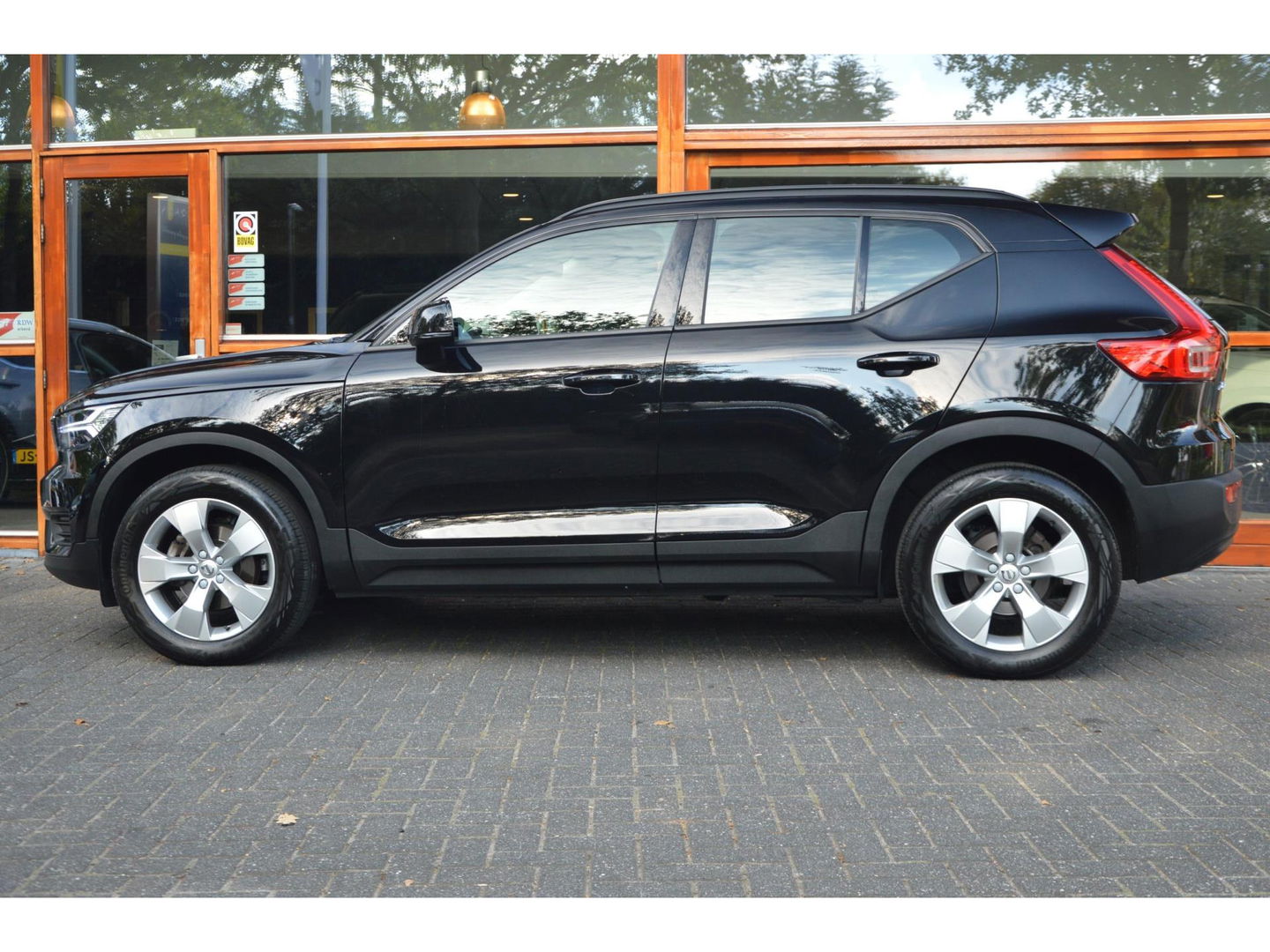 Volvo XC40 T2 Momentum | Camera | Apple CarPlay | Cruise Control | Bluetooth |
