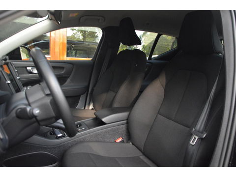 Volvo XC40 T2 Momentum | Camera | Apple CarPlay | Cruise Control | Bluetooth |
