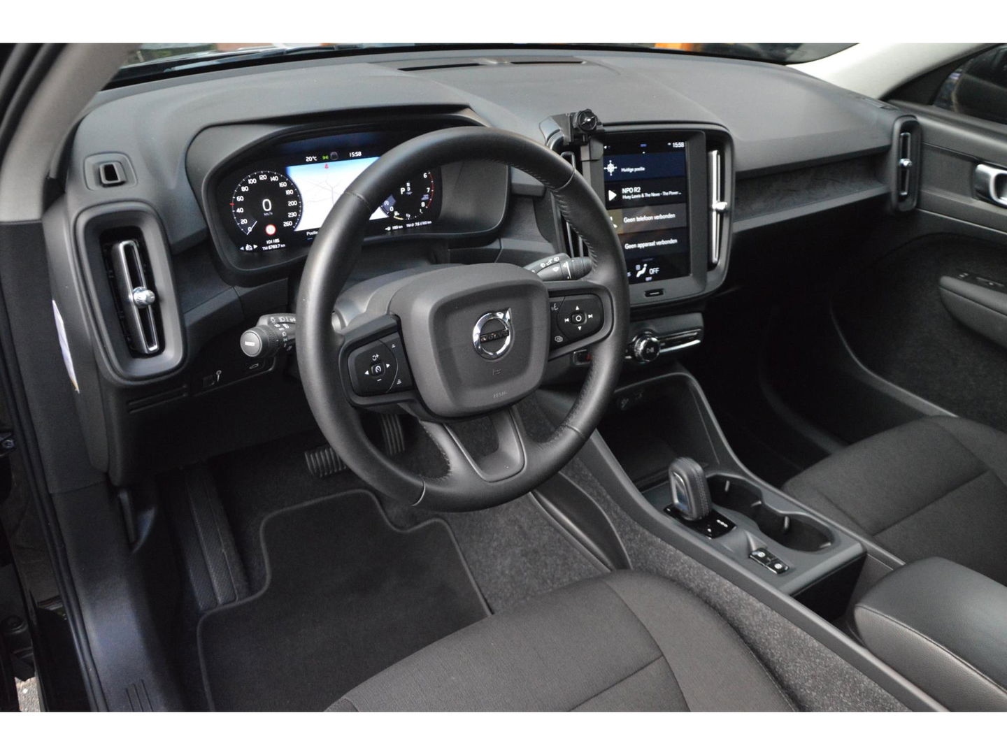Volvo XC40 T2 Momentum | Camera | Apple CarPlay | Cruise Control | Bluetooth |