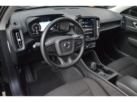 Volvo XC40 T2 Momentum | Camera | Apple CarPlay | Cruise Control | Bluetooth |