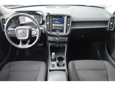 Volvo XC40 T2 Momentum | Camera | Apple CarPlay | Cruise Control | Bluetooth |