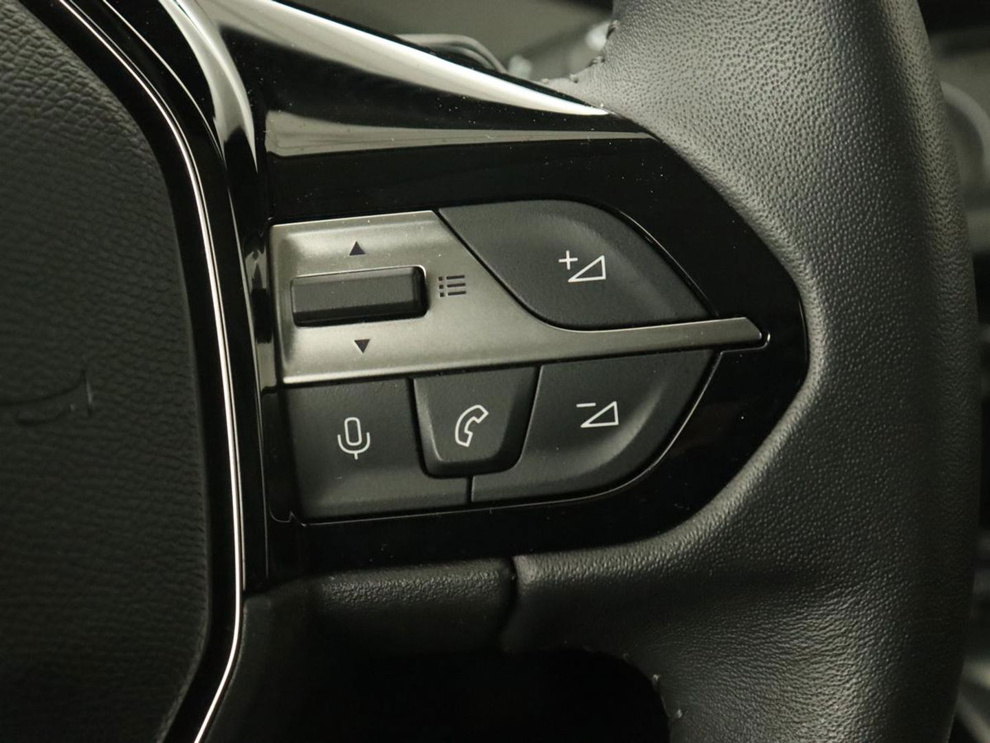 Peugeot 308 1.6 PHEV Active Pack Business | Stoelverwarming | Half leder | Trekhaak | Navigatie | Full LED | Carplay | Sportstoelen | Digital Cockpit | Plug In