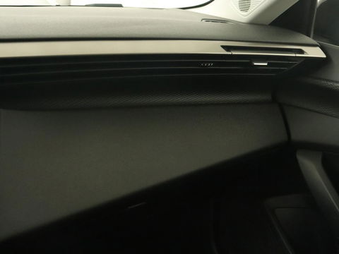 Peugeot 308 1.6 PHEV Active Pack Business | Stoelverwarming | Half leder | Trekhaak | Navigatie | Full LED | Carplay | Sportstoelen | Digital Cockpit | Plug In