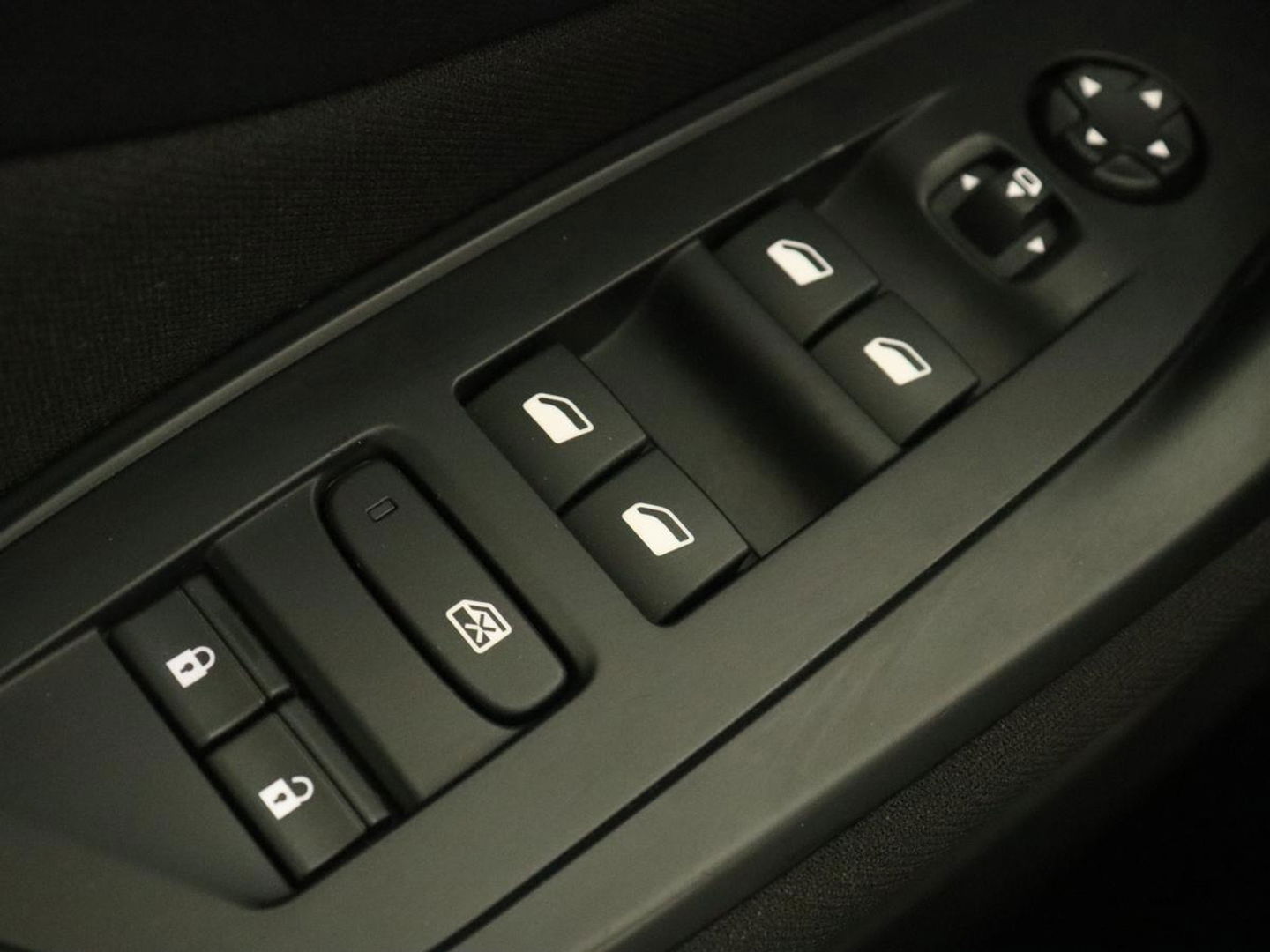 Peugeot 308 1.6 PHEV Active Pack Business | Stoelverwarming | Half leder | Trekhaak | Navigatie | Full LED | Carplay | Sportstoelen | Digital Cockpit | Plug In