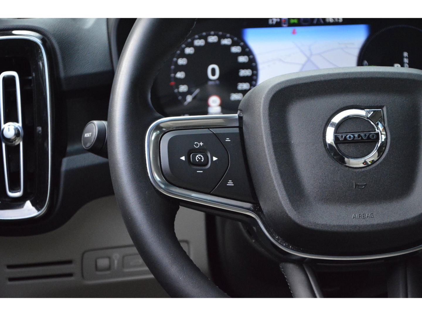 Volvo XC40 T5 Hybride Ultimate Dark | 360° Camera | Stoel + Stuur verwarmd | Panoramadak | Adaptive Cruise | Harman\Kardon |