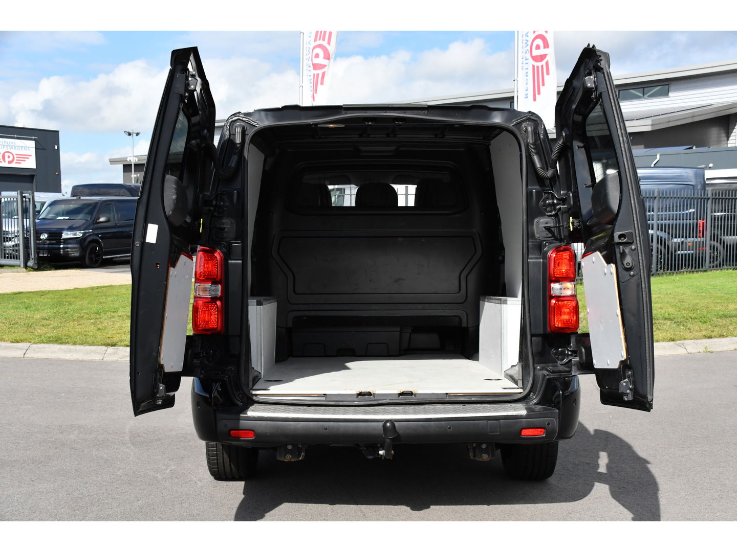 Citroën Jumpy 2.0 BlueHDI 180 DC Black Edition MARGE! Camera, Cruise, 177pk, Automaat, 2 x Schuifdeur, Sensoren, Trekhaak, Uniek!