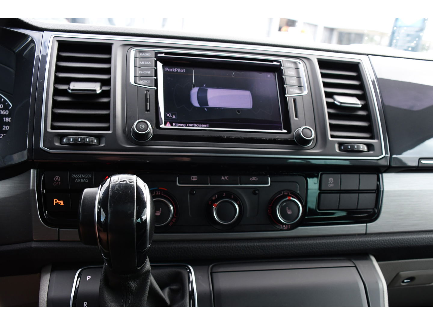 Volkswagen Transporter 2.0 TDI L2H1 DC 4Motion Highline Adaptieve Cruise, LED, 204pk, Automaat, 4x4, Leder, Multimedia, 2 x Schuifdeur, Sensoren, Uniek!