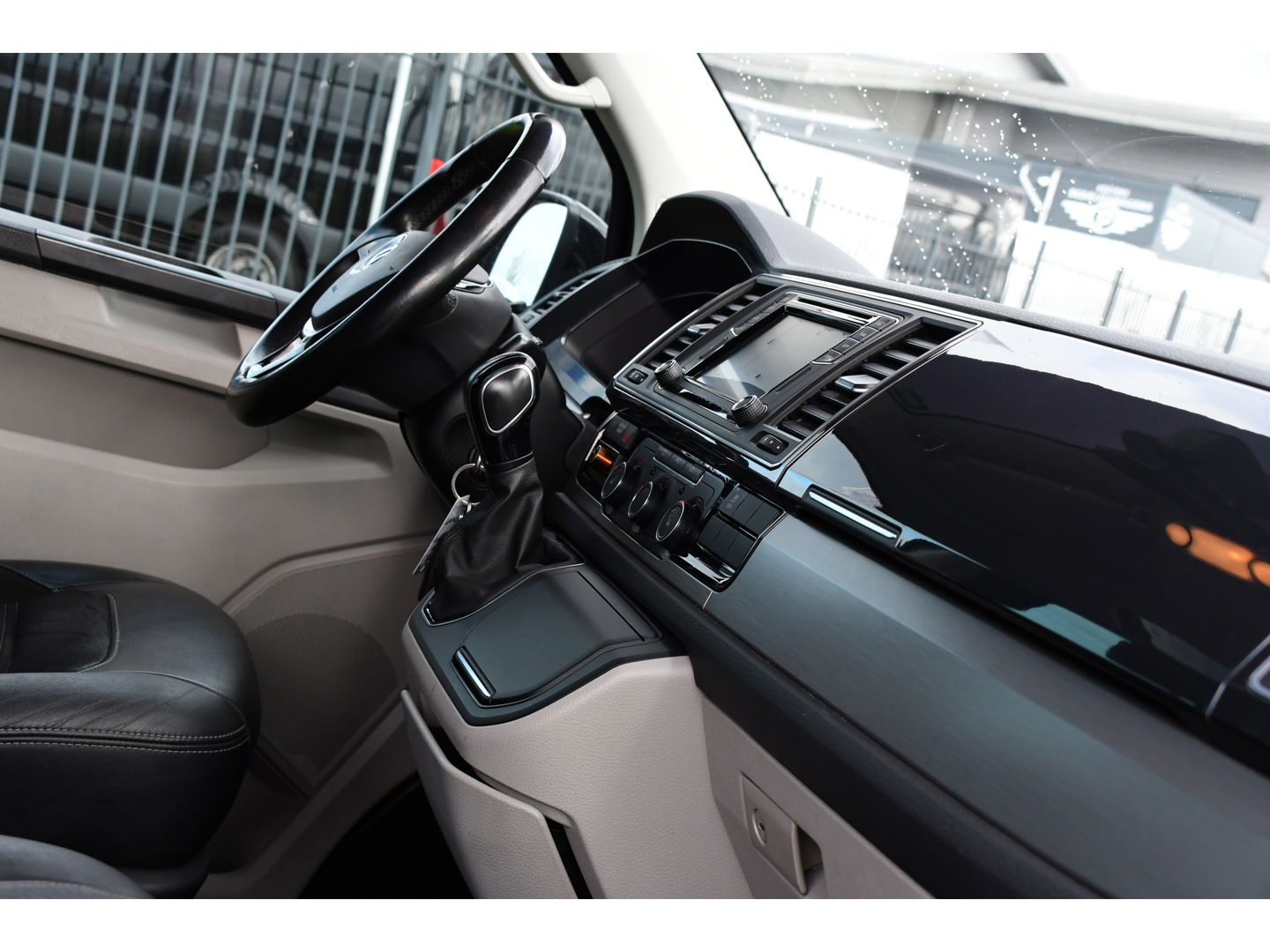 Volkswagen Transporter 2.0 TDI L2H1 DC 4Motion Highline Adaptieve Cruise, LED, 204pk, Automaat, 4x4, Leder, Multimedia, 2 x Schuifdeur, Sensoren, Uniek!