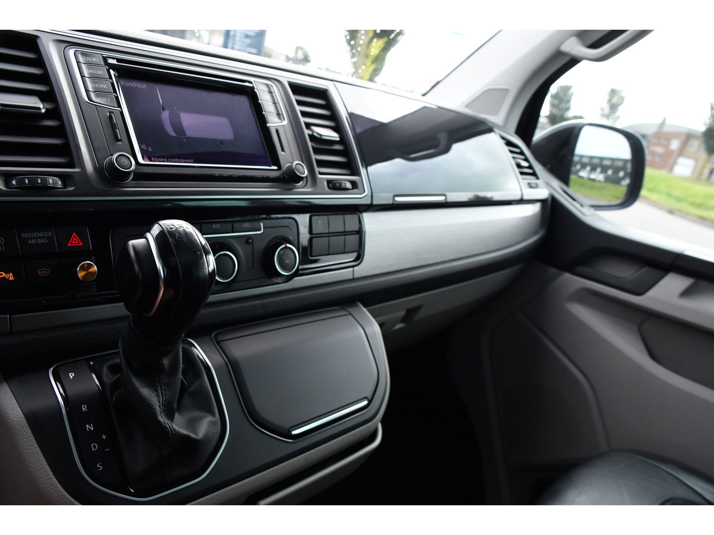 Volkswagen Transporter 2.0 TDI L2H1 DC 4Motion Highline Adaptieve Cruise, LED, 204pk, Automaat, 4x4, Leder, Multimedia, 2 x Schuifdeur, Sensoren, Uniek!