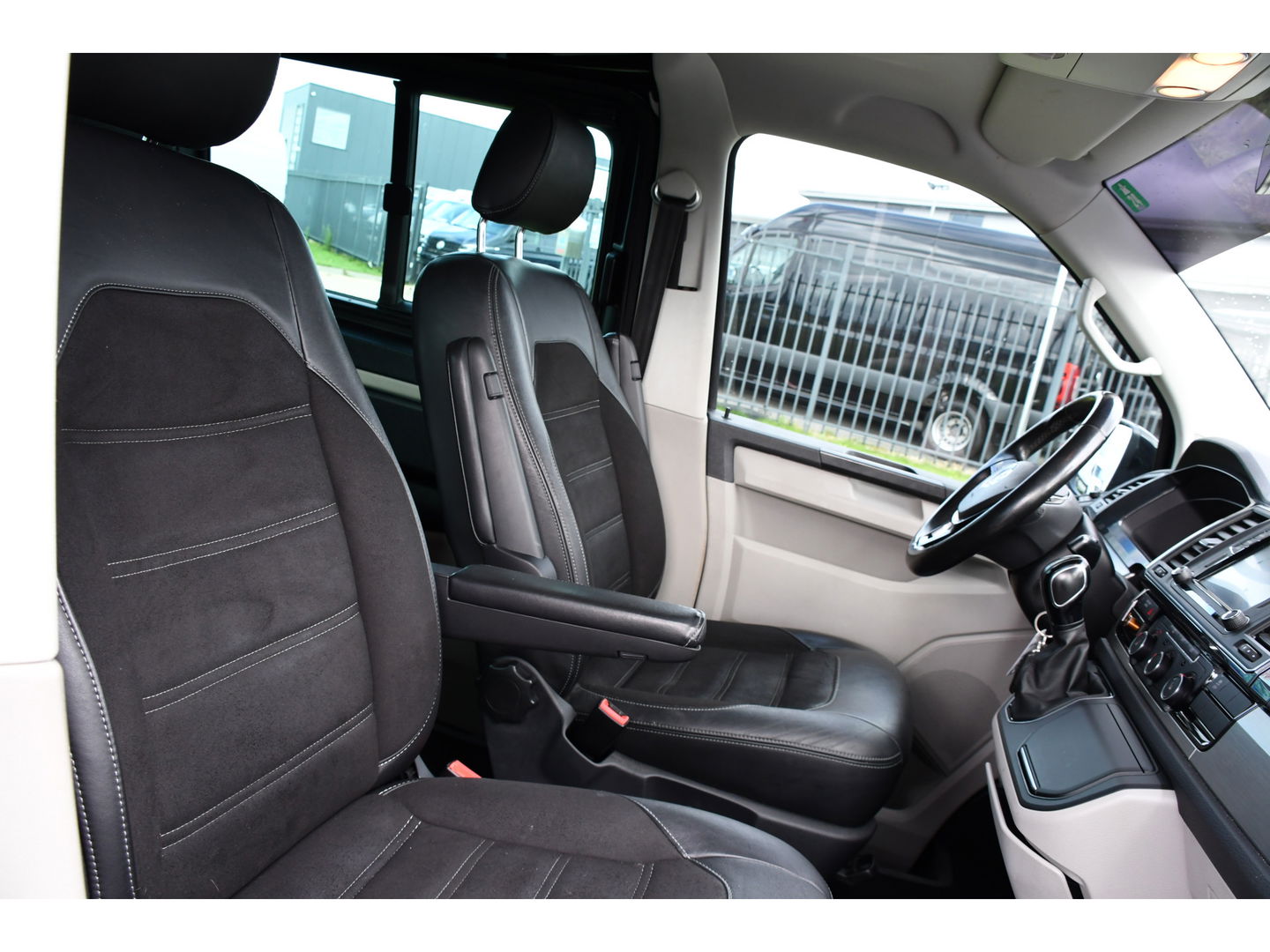 Volkswagen Transporter 2.0 TDI L2H1 DC 4Motion Highline Adaptieve Cruise, LED, 204pk, Automaat, 4x4, Leder, Multimedia, 2 x Schuifdeur, Sensoren, Uniek!