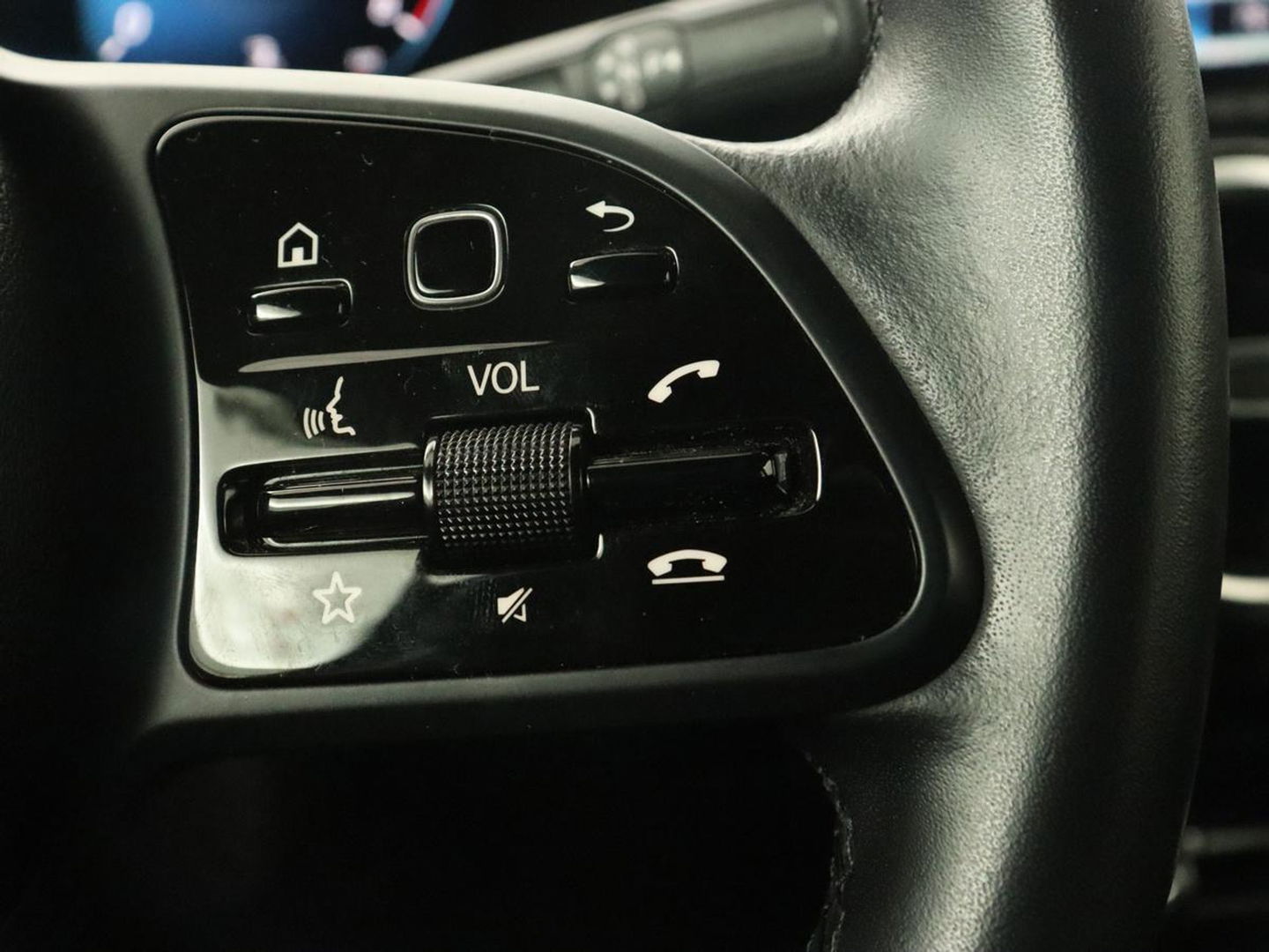 Mercedes-Benz A-Klasse 180 Business Solution | Carplay | Camera | Adaptive cruise | Automaat | Navigatie | Lane asssist | LED | Stoelverwarming