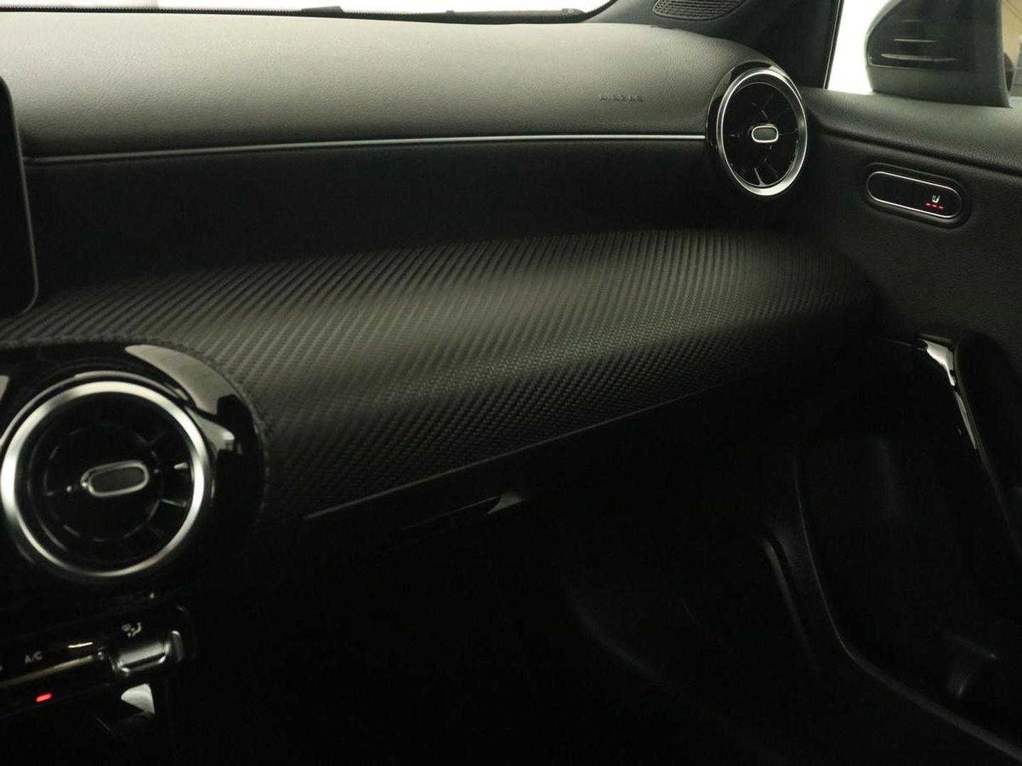 Mercedes-Benz A-Klasse 180 Business Solution | Carplay | Camera | Adaptive cruise | Automaat | Navigatie | Lane asssist | LED | Stoelverwarming