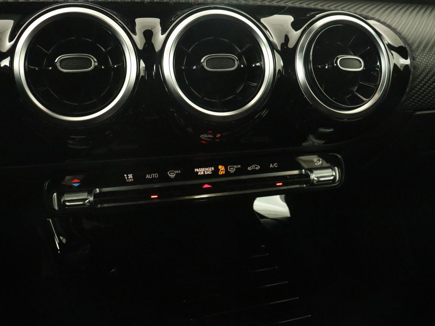 Mercedes-Benz A-Klasse 180 Business Solution | Carplay | Camera | Adaptive cruise | Automaat | Navigatie | Lane asssist | LED | Stoelverwarming