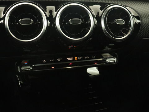 Mercedes-Benz A-Klasse 180 Business Solution | Carplay | Camera | Adaptive cruise | Automaat | Navigatie | Lane asssist | LED | Stoelverwarming