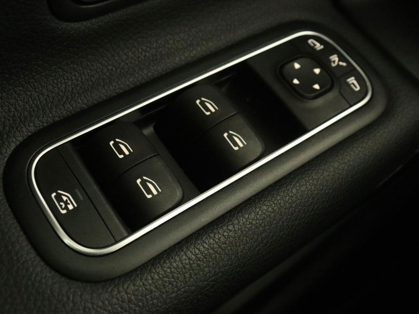 Mercedes-Benz A-Klasse 180 Business Solution | Carplay | Camera | Adaptive cruise | Automaat | Navigatie | Lane asssist | LED | Stoelverwarming