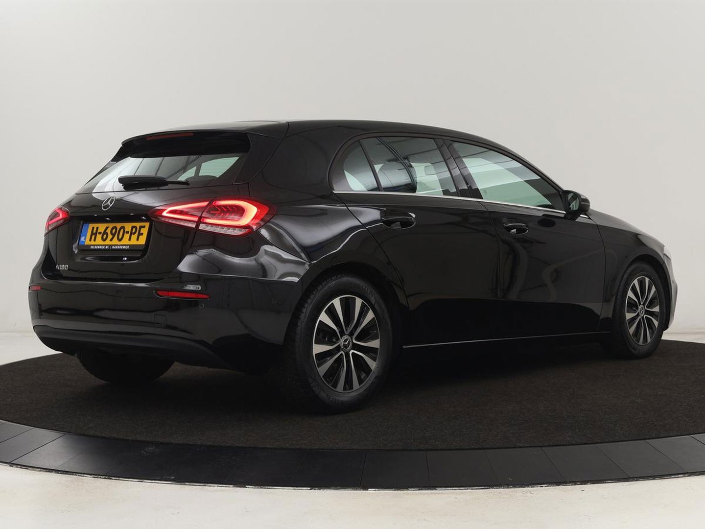 Mercedes-Benz A-Klasse 180 Business Solution | Carplay | Camera | Adaptive cruise | Automaat | Navigatie | Lane asssist | LED | Stoelverwarming