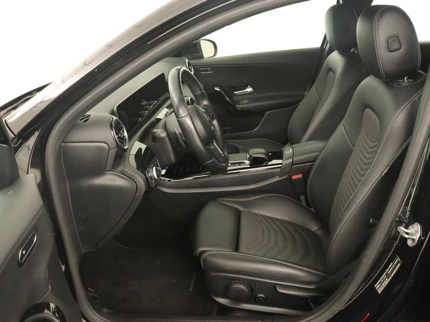 Mercedes-Benz A-Klasse 180 Business Solution | Carplay | Camera | Adaptive cruise | Automaat | Navigatie | Lane asssist | LED | Stoelverwarming