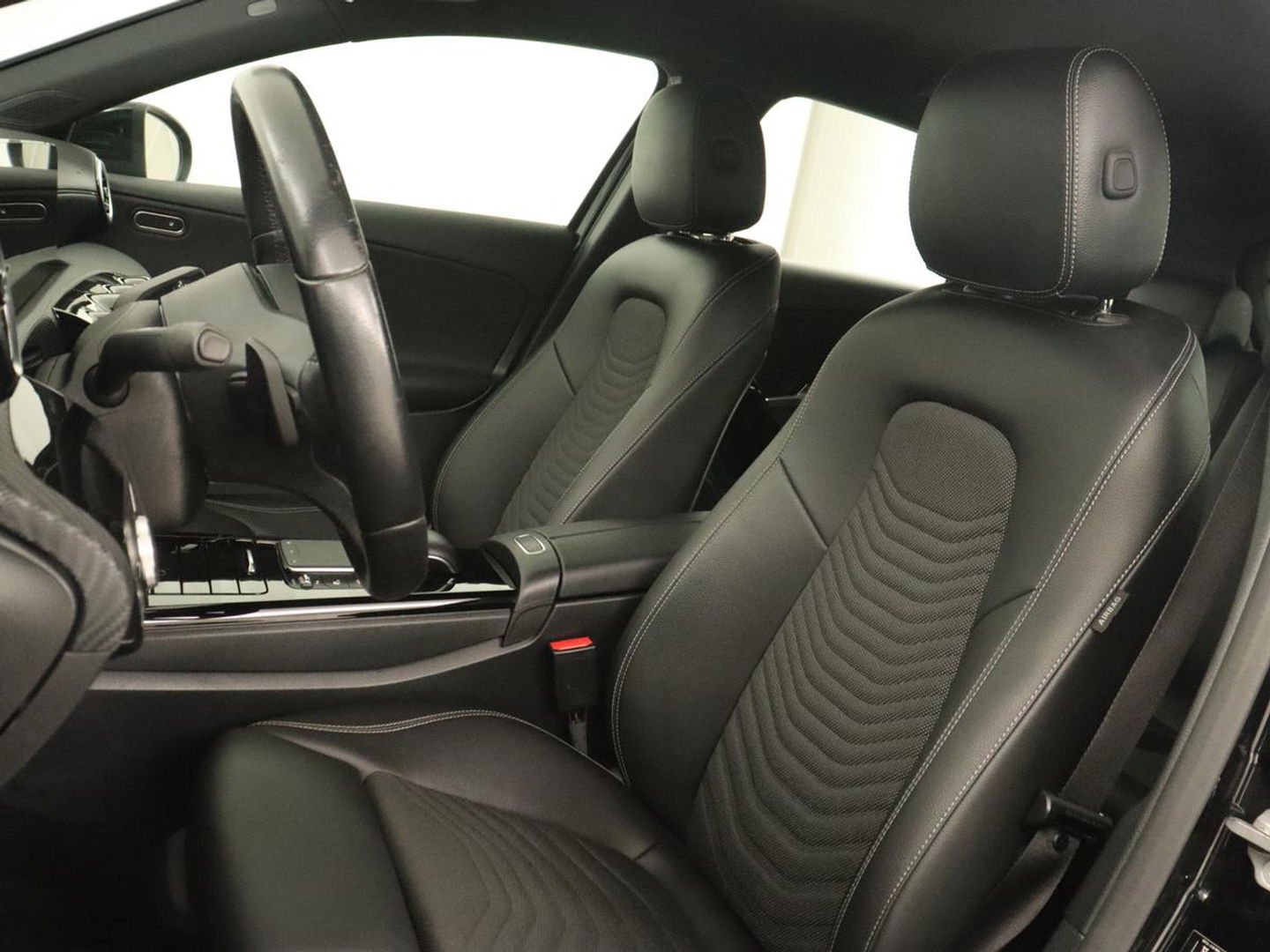 Mercedes-Benz A-Klasse 180 Business Solution | Carplay | Camera | Adaptive cruise | Automaat | Navigatie | Lane asssist | LED | Stoelverwarming