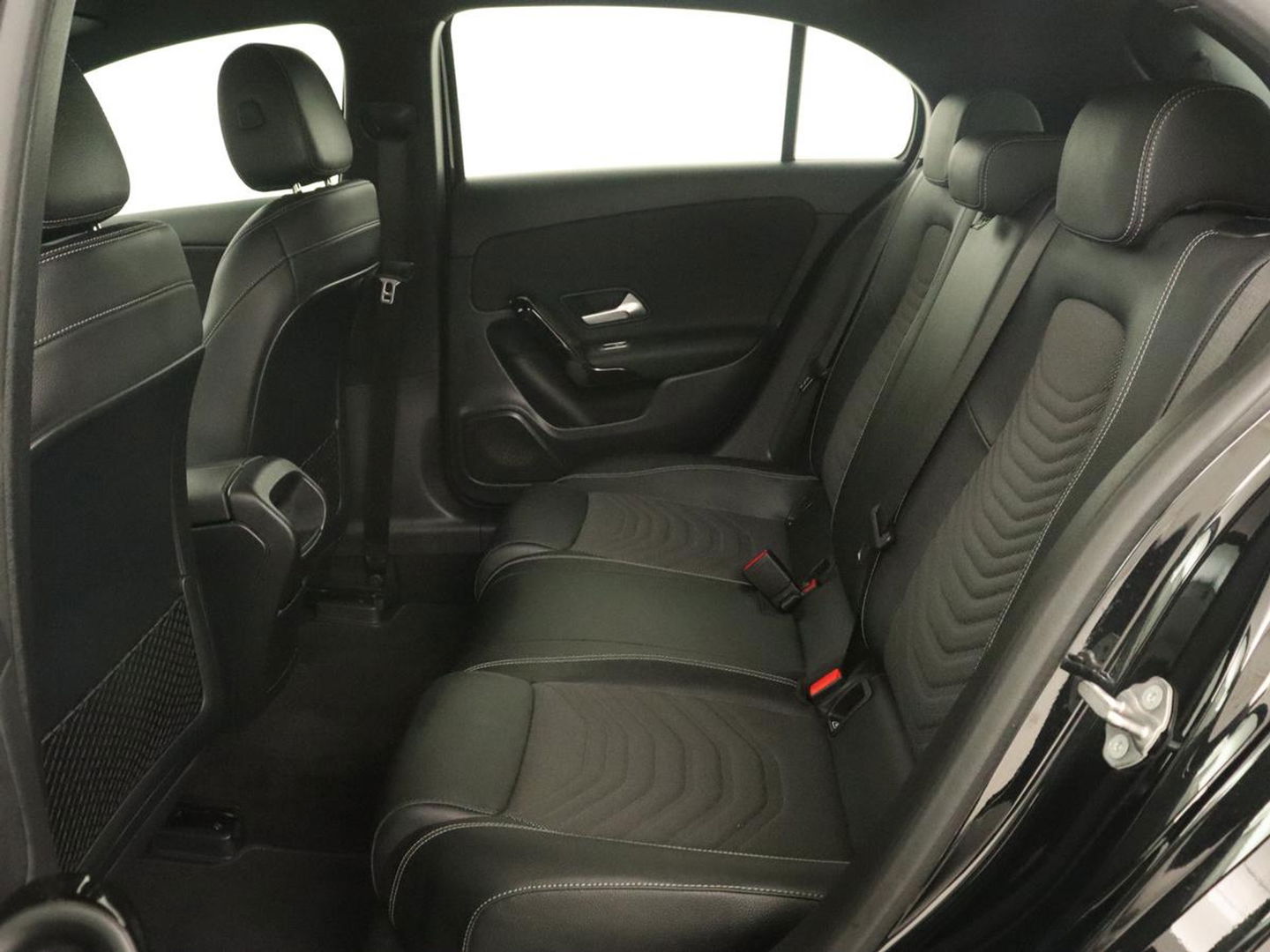 Mercedes-Benz A-Klasse 180 Business Solution | Carplay | Camera | Adaptive cruise | Automaat | Navigatie | Lane asssist | LED | Stoelverwarming