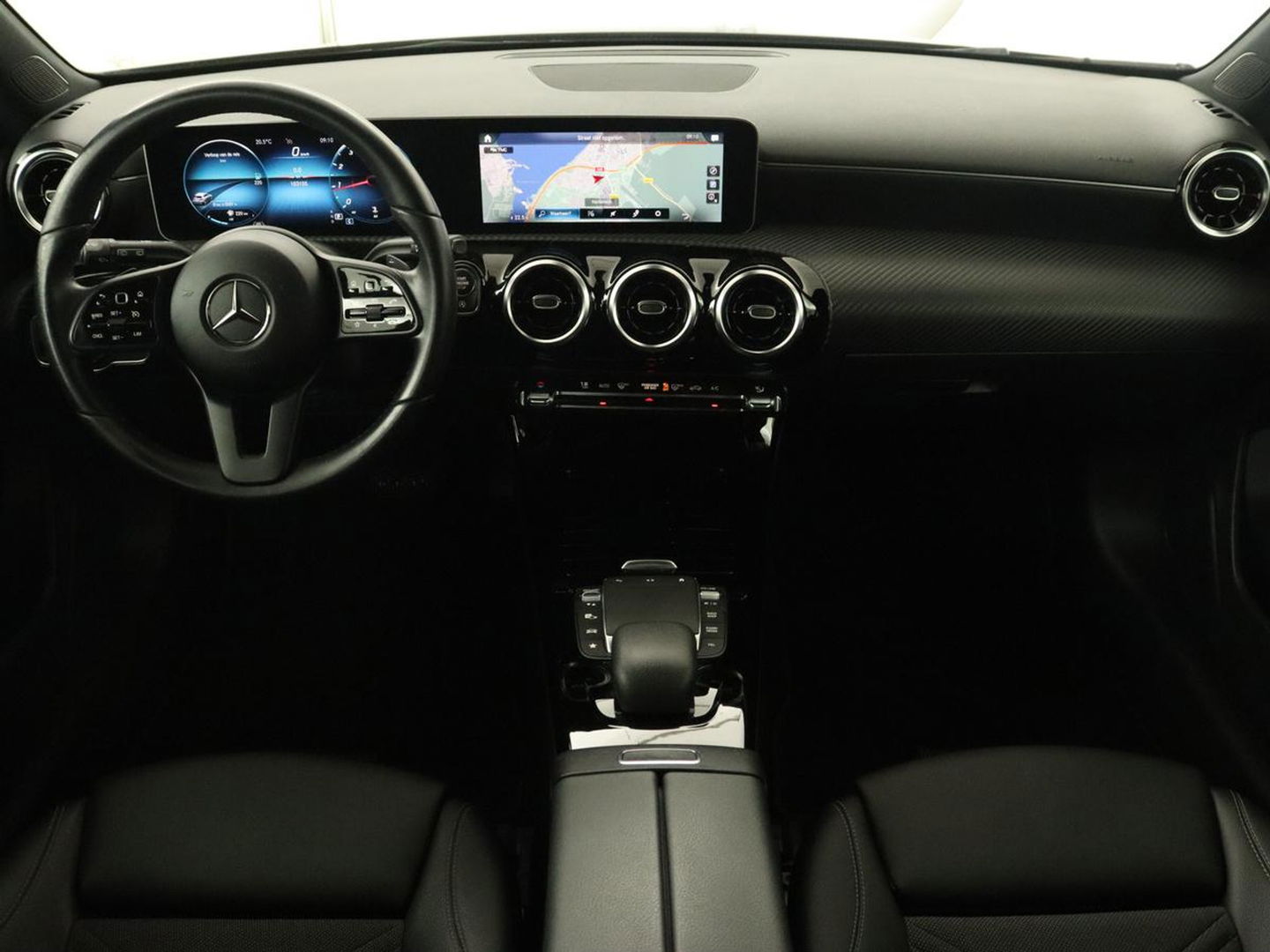 Mercedes-Benz A-Klasse 180 Business Solution | Carplay | Camera | Adaptive cruise | Automaat | Navigatie | Lane asssist | LED | Stoelverwarming