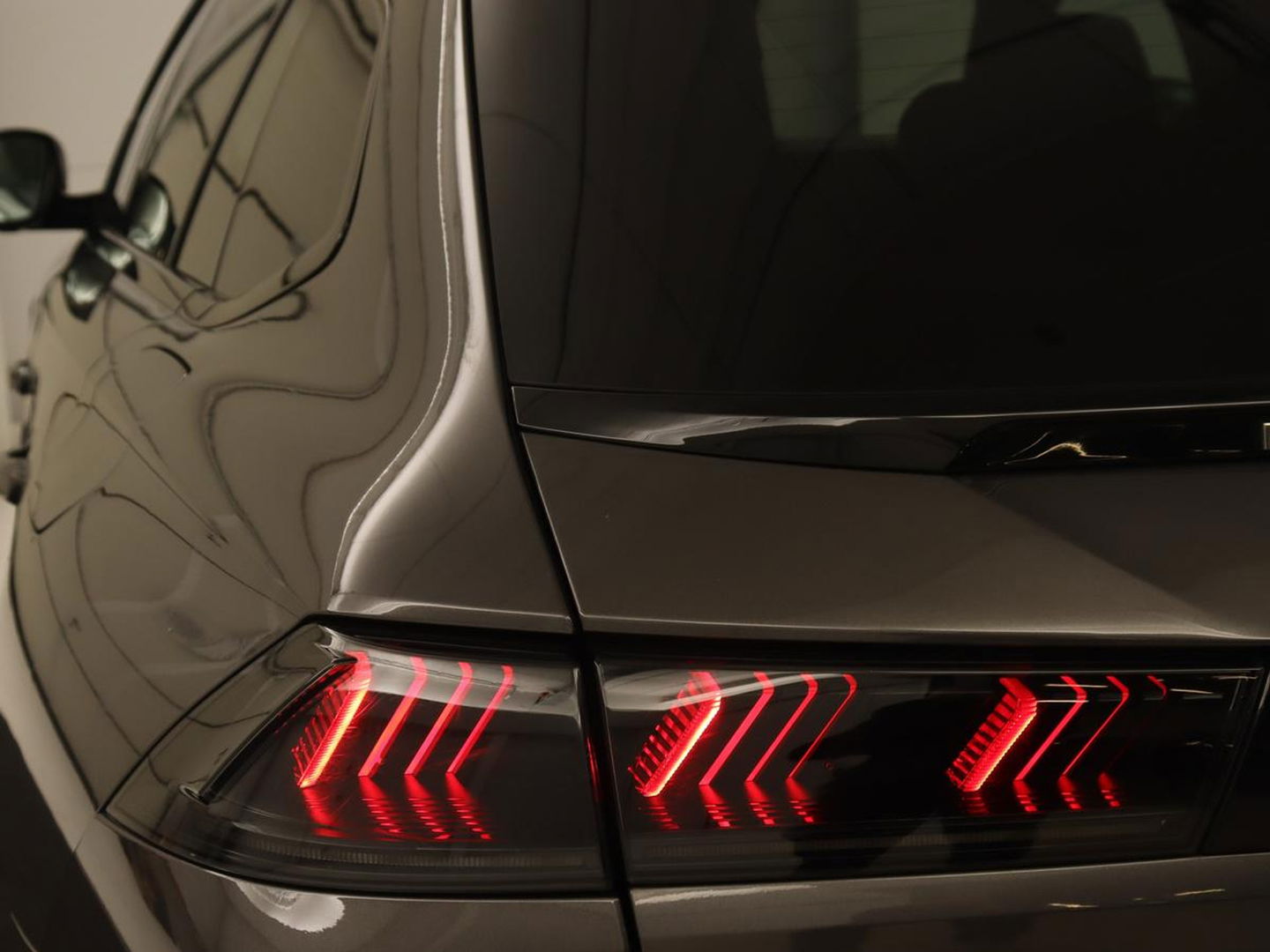 Peugeot 508 1.6 HYbrid GT | Trekhaak | Stoelverwarming | 360 Camera | Adaptive cruise | Carplay | Keyless | Leder/Alcantara | Navigatie | Full LED | PHEV | Plug In