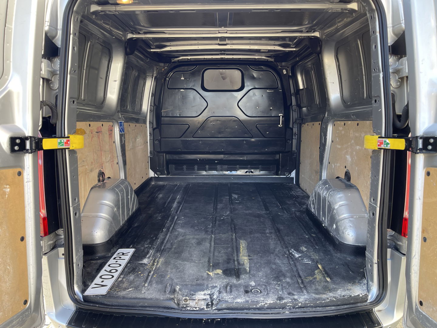 Ford Transit Custom 280 2.0 TDCI 105pk L1H1 Trend / vaste prijs rijklaar € 14.950 ex btw / lease vanaf € 311 / airco / cruise / imperial / achteruit rijcamera / trekhaak 2400 kg / ex schilders bus
