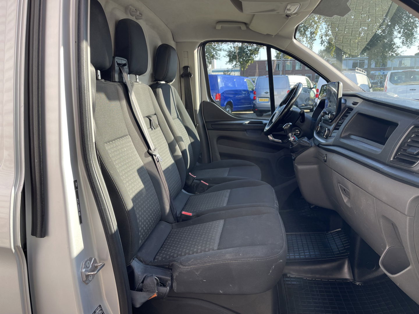 Ford Transit Custom 280 2.0 TDCI 105pk L1H1 Trend / vaste prijs rijklaar € 14.950 ex btw / lease vanaf € 311 / airco / cruise / imperial / achteruit rijcamera / trekhaak 2400 kg / ex schilders bus
