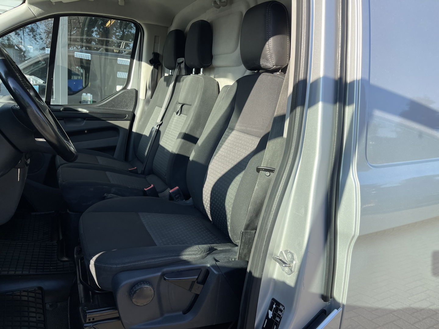 Ford Transit Custom 280 2.0 TDCI 105pk L1H1 Trend / vaste prijs rijklaar € 14.950 ex btw / lease vanaf € 311 / airco / cruise / imperial / achteruit rijcamera / trekhaak 2400 kg / ex schilders bus