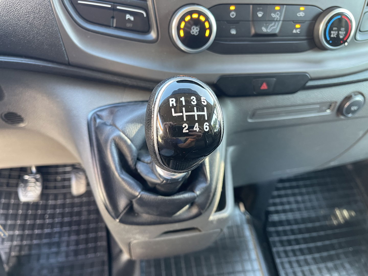 Ford Transit Custom 280 2.0 TDCI 105pk L1H1 Trend / vaste prijs rijklaar € 14.950 ex btw / lease vanaf € 311 / airco / cruise / imperial / achteruit rijcamera / trekhaak 2400 kg / ex schilders bus