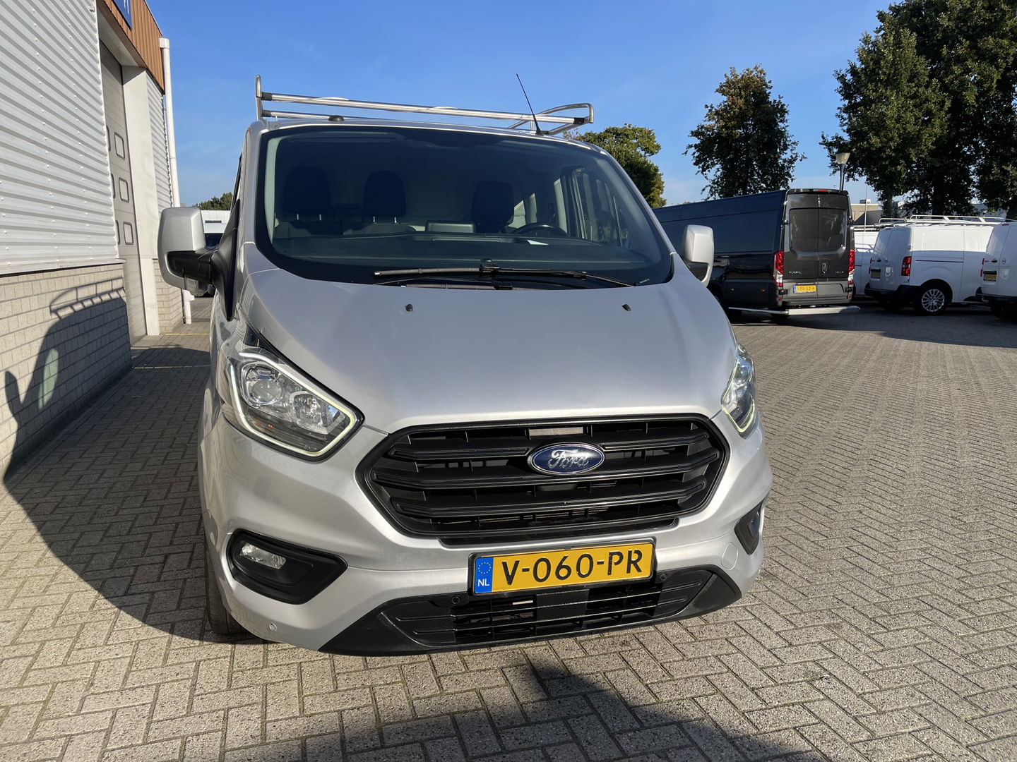 Ford Transit Custom 280 2.0 TDCI 105pk L1H1 Trend / vaste prijs rijklaar € 14.950 ex btw / lease vanaf € 311 / airco / cruise / imperial / achteruit rijcamera / trekhaak 2400 kg / ex schilders bus