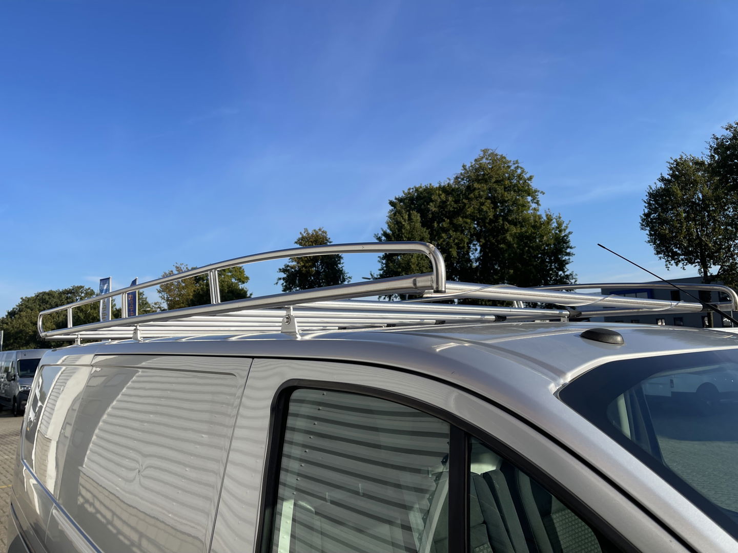 Ford Transit Custom 280 2.0 TDCI 105pk L1H1 Trend / vaste prijs rijklaar € 14.950 ex btw / lease vanaf € 311 / airco / cruise / imperial / achteruit rijcamera / trekhaak 2400 kg / ex schilders bus