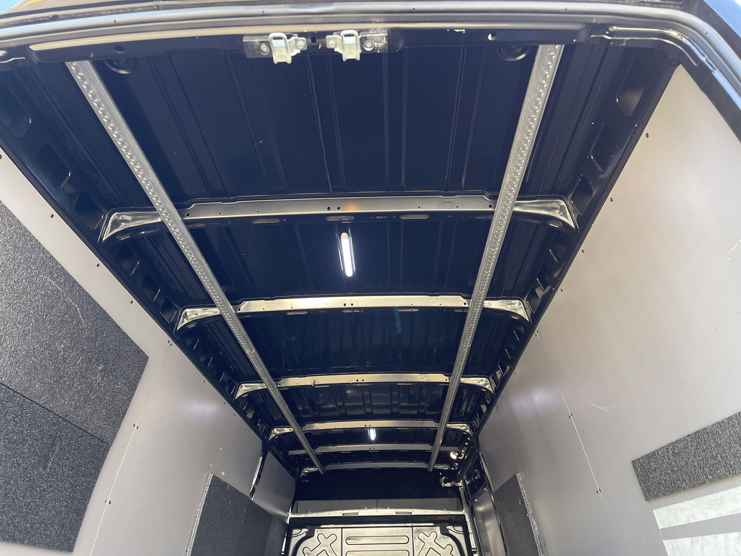 Iveco Daily 35S21H 3.0L Himatic automaat 410 L4H2 / vaste prijs rijklaar € 32.950 ex btw / lease vanaf € 538 / euro 6 diesel / bpm vrij / airco / cruise / camera / laadruimte 475 cm lang !