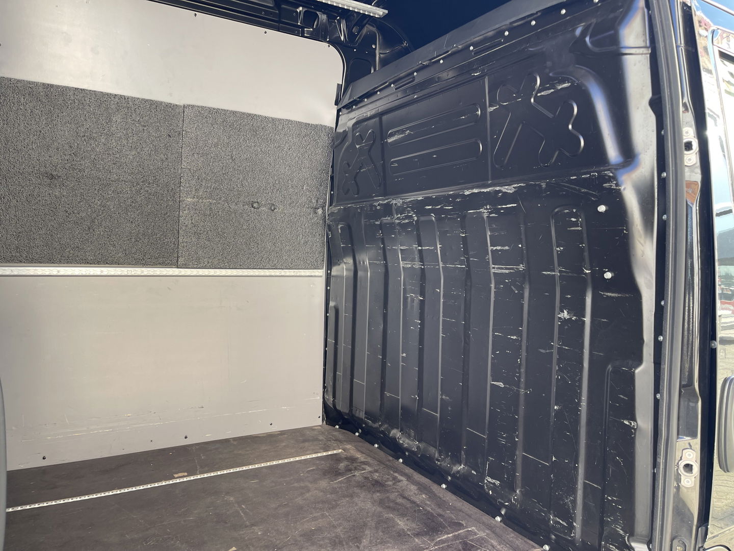 Iveco Daily 35S21H 3.0L Himatic automaat 410 L4H2 / vaste prijs rijklaar € 32.950 ex btw / lease vanaf € 538 / euro 6 diesel / bpm vrij / airco / cruise / camera / laadruimte 475 cm lang !