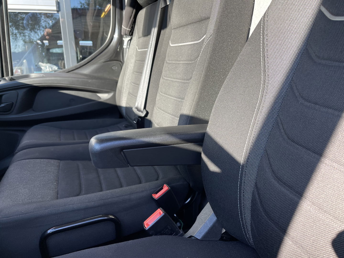 Iveco Daily 35S21H 3.0L Himatic automaat 410 L4H2 / vaste prijs rijklaar € 32.950 ex btw / lease vanaf € 538 / euro 6 diesel / bpm vrij / airco / cruise / camera / laadruimte 475 cm lang !