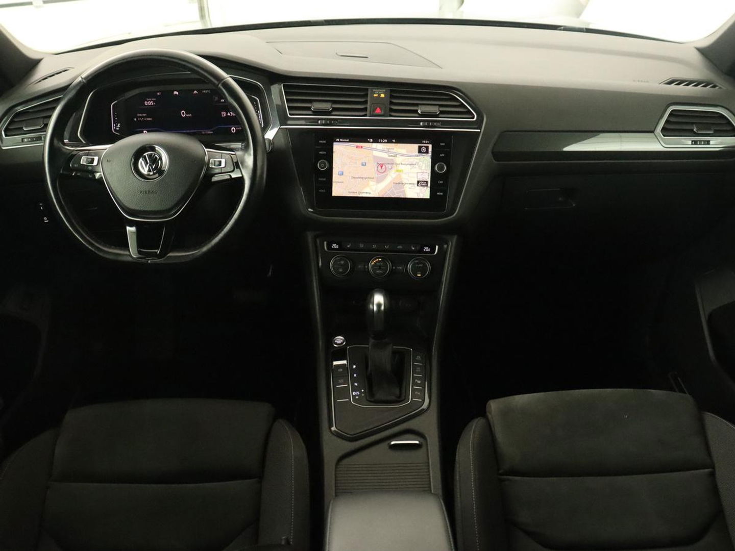 Volkswagen Tiguan Allspace 1.5 TSI R Line 7-persoons | Panoramadak | Trekhaak | Stoelverwarming | 19'' | Adaptive cruise | Virtual Cockpit | Massage | Camera | Keyless | Park Assist | Carplay | Navigatie