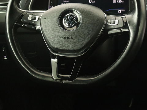 Volkswagen Tiguan Allspace 1.5 TSI R Line 7-persoons | Panoramadak | Trekhaak | Stoelverwarming | 19'' | Adaptive cruise | Virtual Cockpit | Massage | Camera | Keyless | Park Assist | Carplay | Navigatie